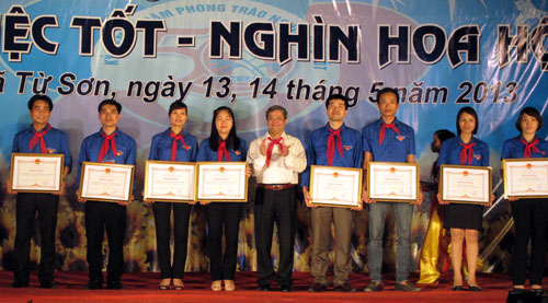 Đồng chí Nguyễn Tử Quỳnh, Phó Chủ tịch Thường trực UBND tỉnh trao Bằng khen cho các tập thể.